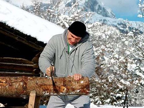 Виталий Кличко заготавливает дрова на зиму.